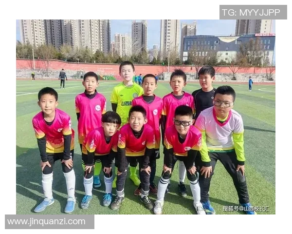 闪耀绿茵场的足球明星们展现风采与魅力的精彩瞬间